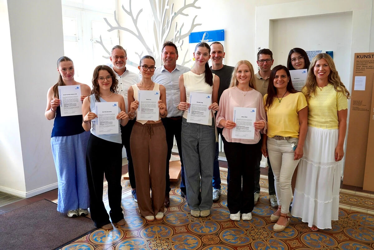 Gruppenfoto mit (von links) Hannah Will, Lilia Borsetzky, Uwe Finnern (Geschäftsführer der Bürgerstiftung), Süeda Ucar, Bürgermeister Frank Hilker, Michelle Voigt, Lehrer Karsten Bleumer, Aliana Völker, Maik Huebner (Vorstand Bürgerstiftung), Lehrerin Rocio Hurtado-Stührenberg, Alisa Delovec und Natali Sudermann (Projekt-Koordinatorin der Bürgerstiftung).