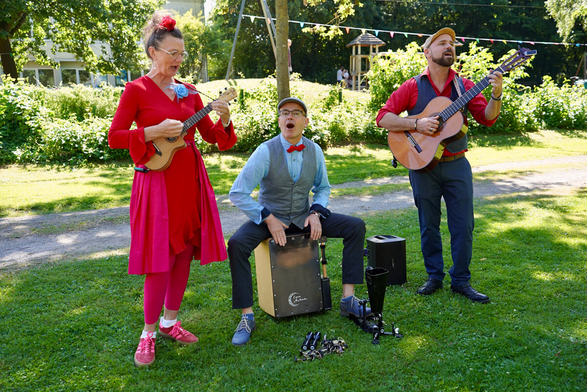 Die Band „Lieselotte Quetschkommode“ beim Musizieren auf der Brunnenwiese während des Familienpicknicks