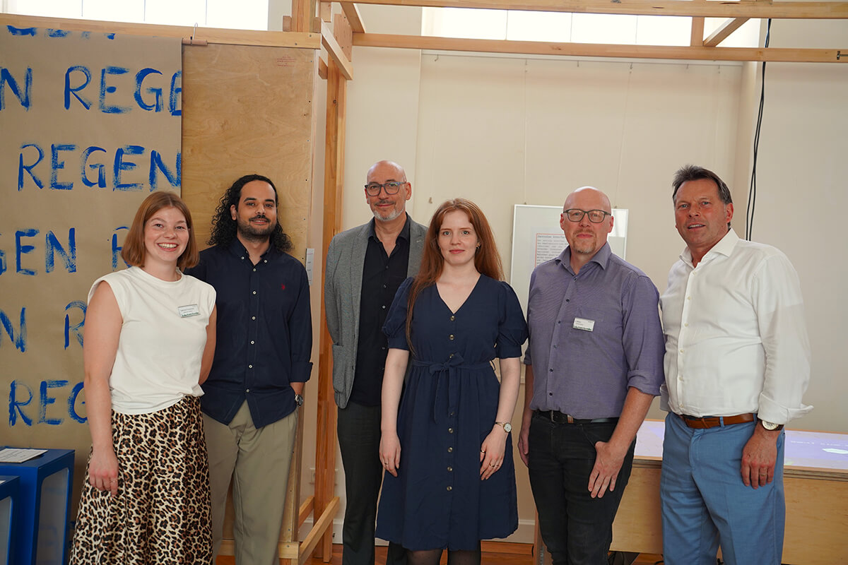Gruppenfoto im Rathaus mit dem Projektteam von „Statt Daten Stadtdaten“ (von links): Tamina Tinnemeier (Smart City Detmold), Mohamed Khaled Ashmawy (TH OWL), Dr. Axel Häusler (TH OWL), Mareile Licht (TH OWL), Christian Ahlers (Stadt Detmold) und Bürgermeister Frank Hilker.