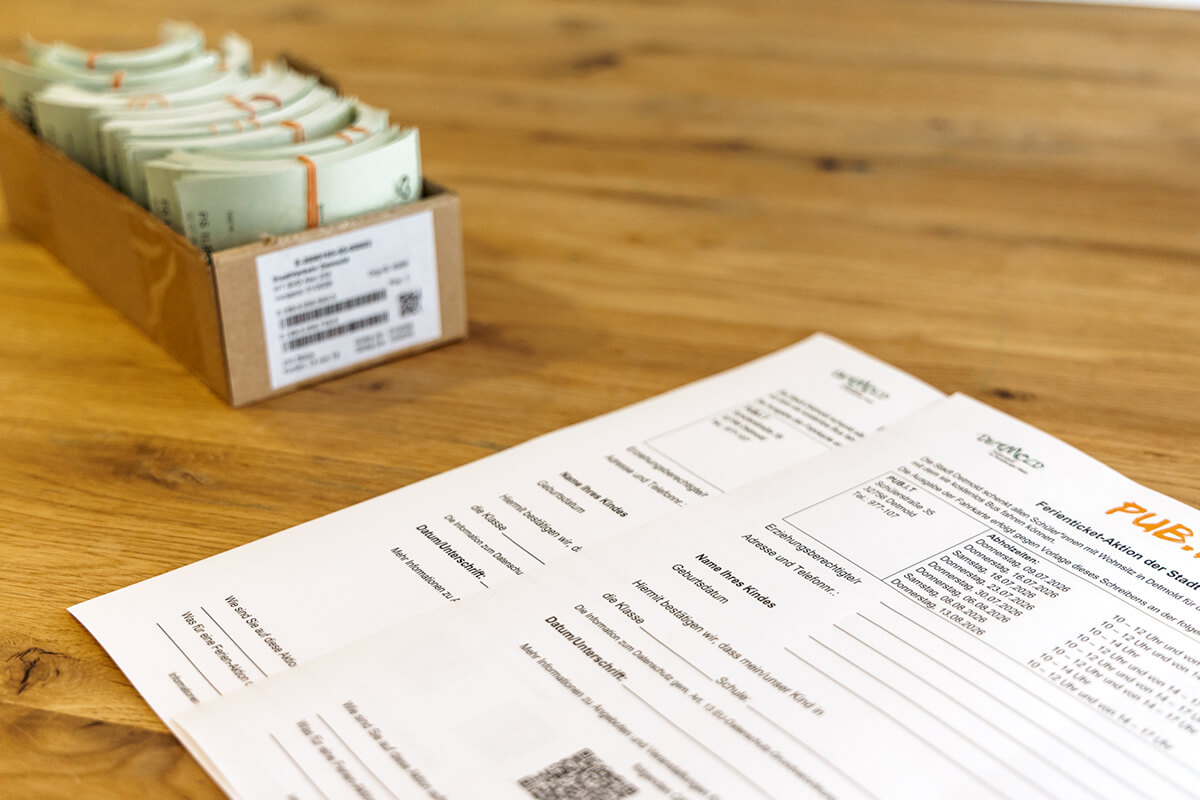 Antrag zum Fun-Ticket der Stadt Detmold inklusiver der unscharfen Tickets im Hintergrund