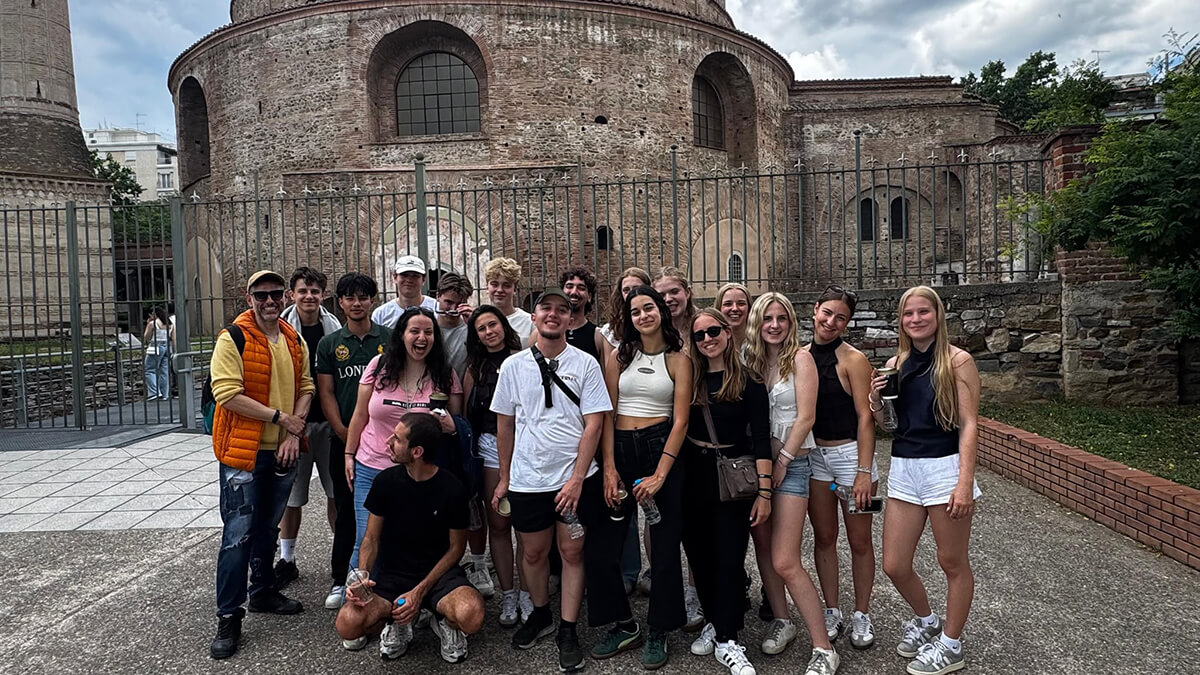 Gruppenfoto mit den Teilnehmenden der Jugendbegegnung „Cultural Master Chefs“