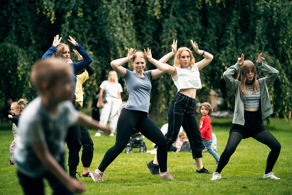Mehrere Teilnehmende beim „Sport im Park“-Angebot der Stadt Detmold