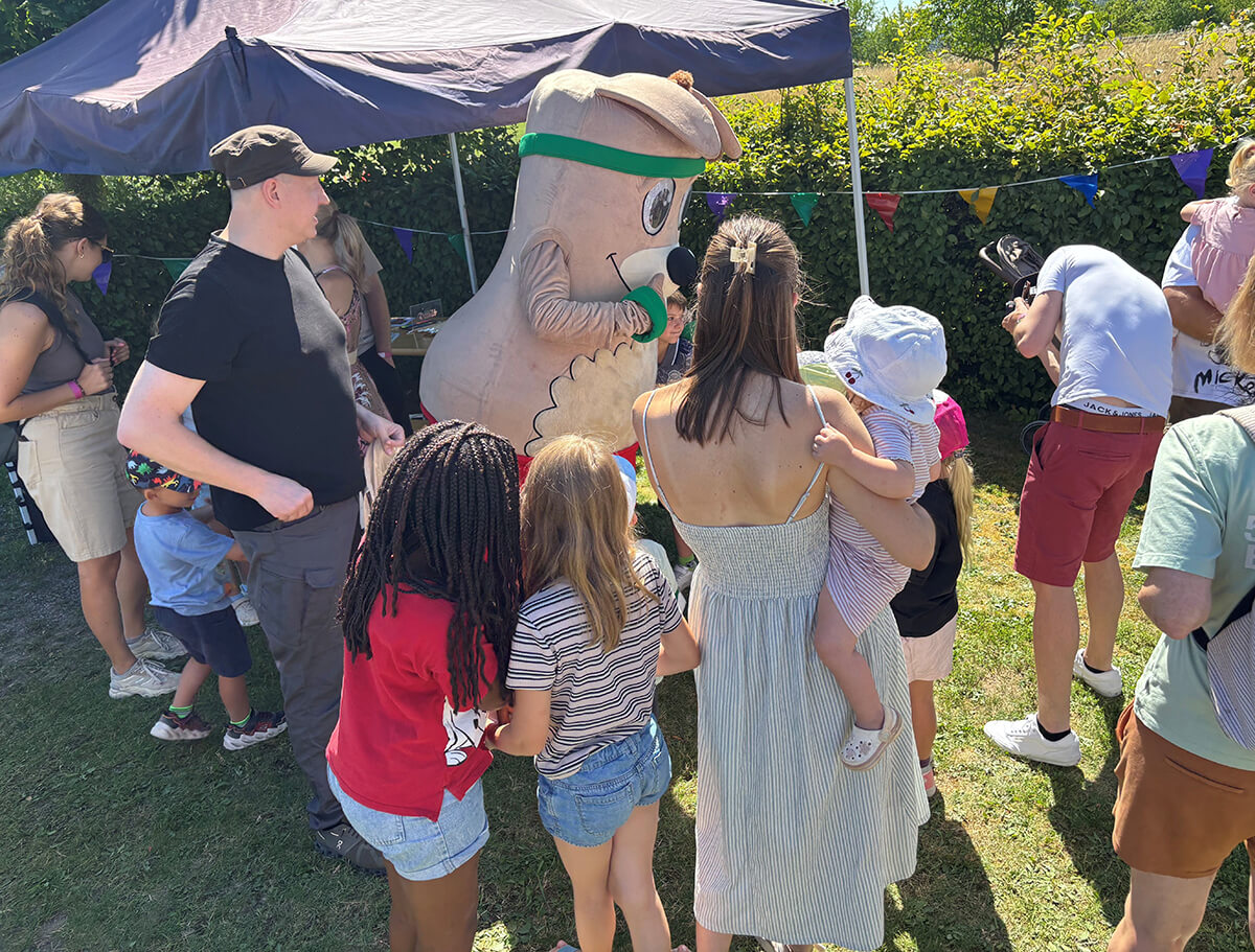 Das Detmolder Maskottchen Hermi auf dem Sommerfest der lippischen Pflegefamilien