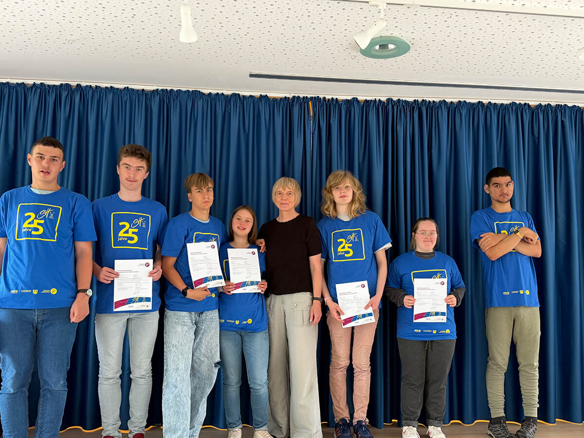 Sylke Buschmann (4.von links) freut sich mit (von links) Micha Hildebrandt, Dean Jason Friesen, Robin Jörgens, Theresa Winter, Amy Lynn Schlosser, Mia Marlene Schulz und Aymen Derwisch über die Qualifizierung zum Sporthelfer