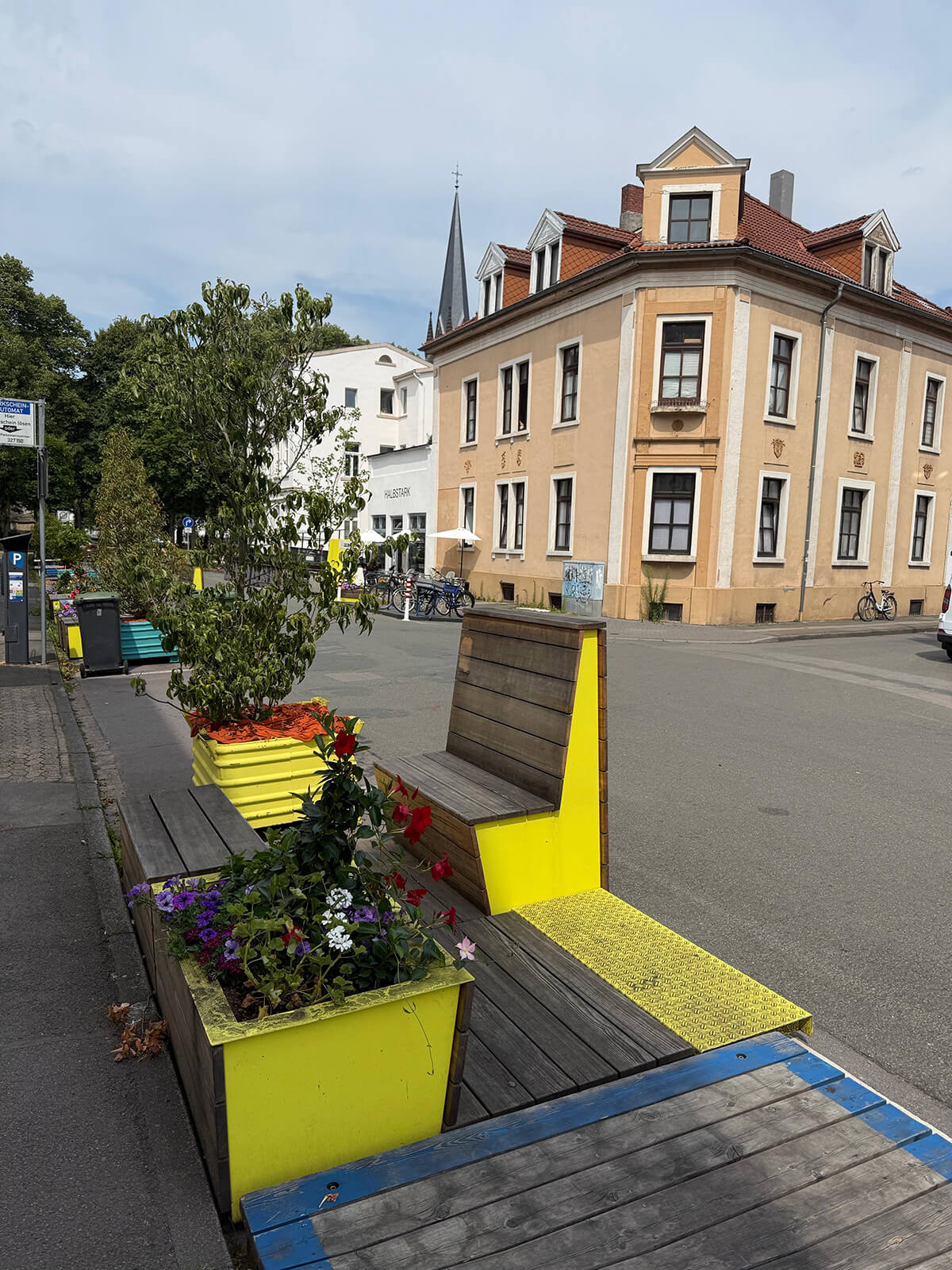 Bunte Stadtmöbel, Blumen und neue Fahrradständer in der Grabbestraße