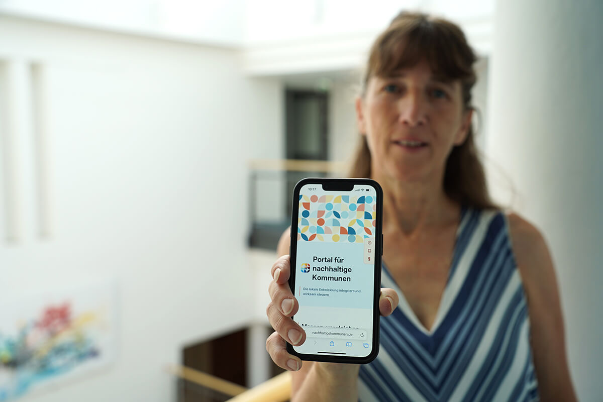 Cathrin-Claudia Herrmann aus dem Team Nachhaltigkeit der Stadt Detmold präsentiert das Portal für nachhaltige Kommunen.