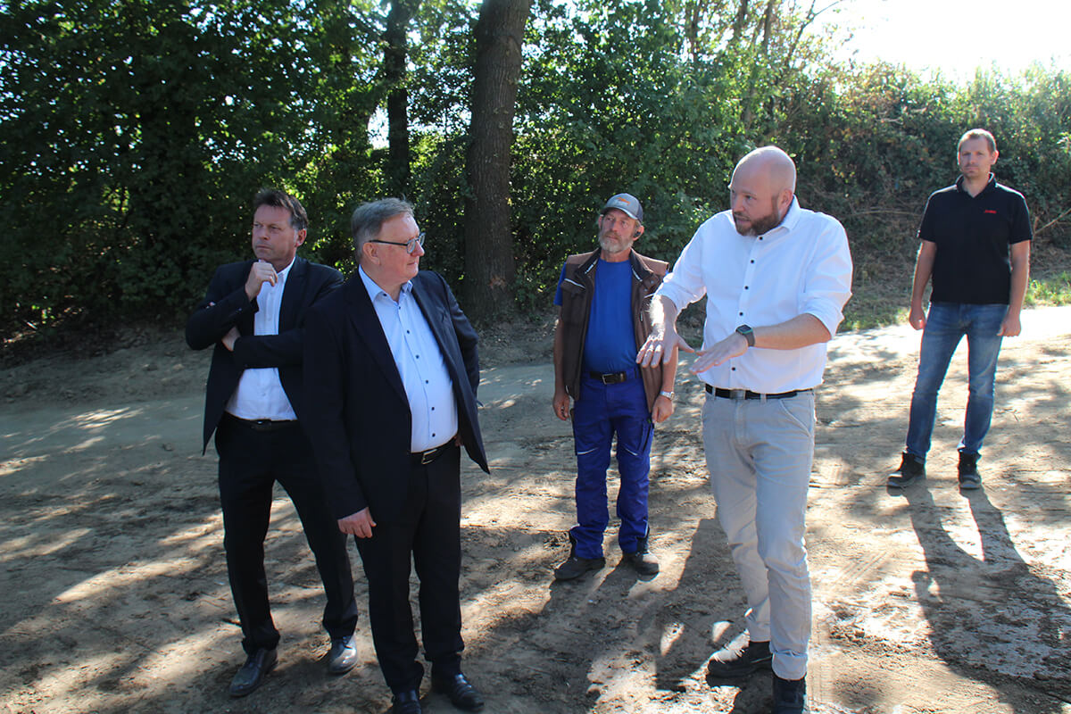 Andreas Hoffmann (Zweiter von rechts) erklärt Jowat-Vorstand Ralf Nitschke (Zweiter von links) die Funktionsweise des Systems, während Bürgermeister Frank Hilker seinen Blick auf die Umsetzung vor Ort richtet. Im Hintergrund: Sergej Greger (Fa. Greger) und Michael Pape (Jowat SE).