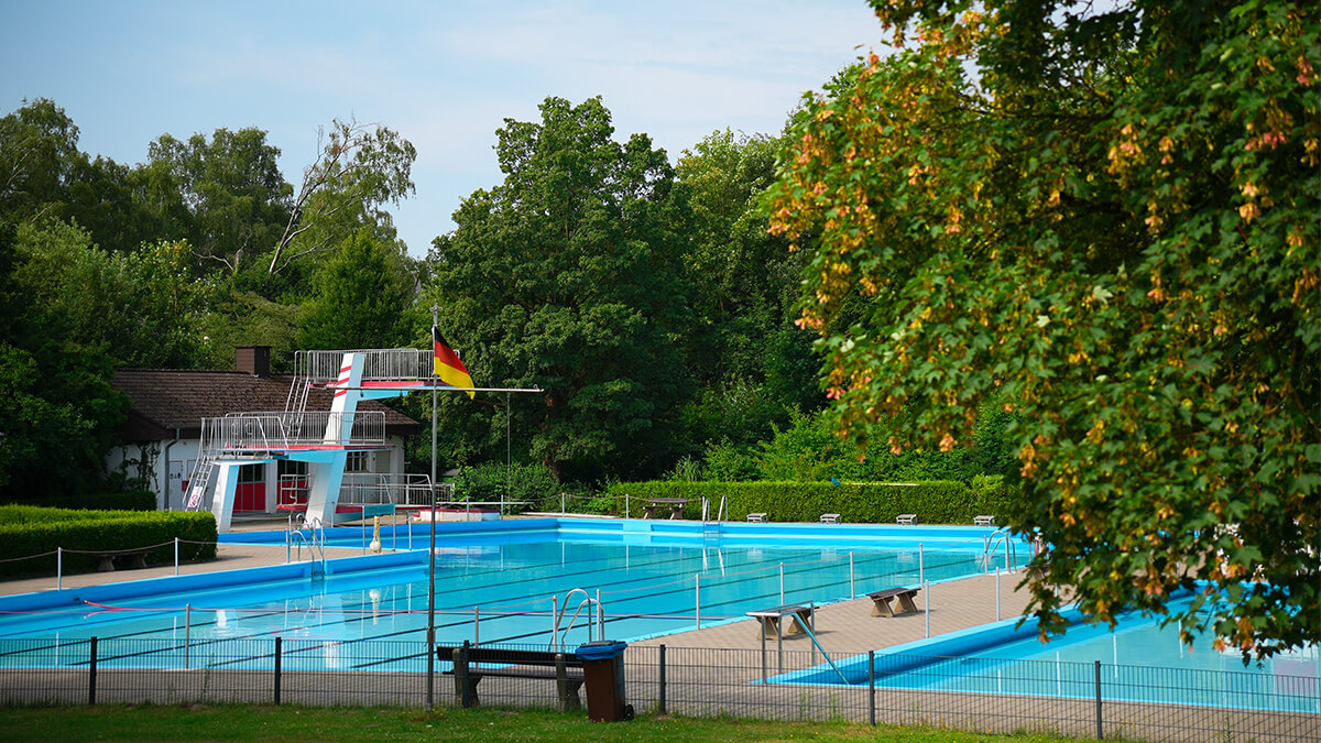 Aufnahme von einem Schwimmbecken im Freibad Schwarzenbrink