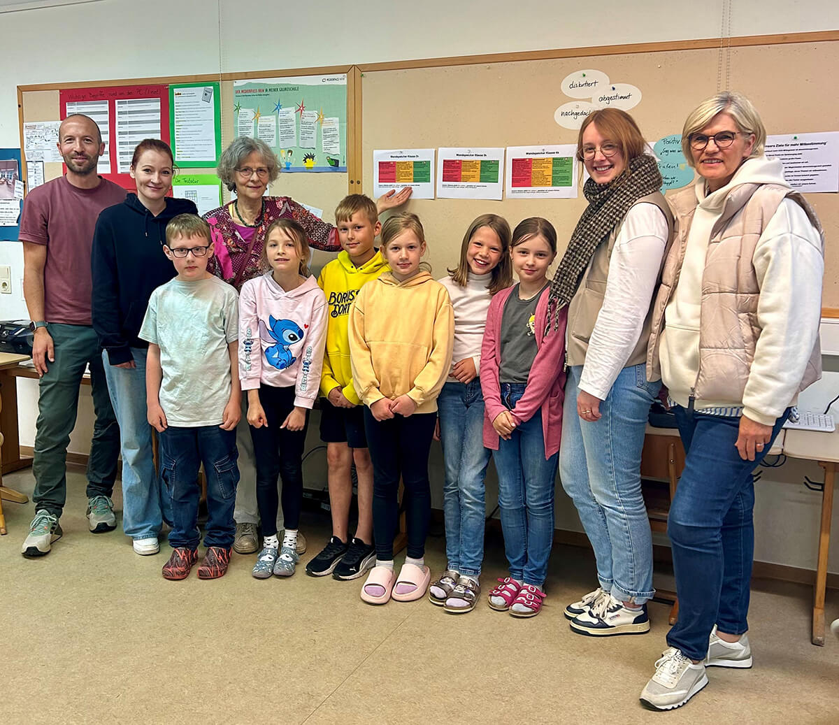 Das Foto von zeigt neben Schülerinnen und Schülern der Oetternbachschule in Klüt (von links) Florian Heim (Ganztagskoordination Fürstin-Pauline-Stiftung), Ina Winkler (För-derverein Oetternbachschule Klüt), Christiane Kröger (Schulleitung), Franziska Böhmeke (Schulsozialarbeit) und Christiane Ladleif (Koordination OGS Klüt).