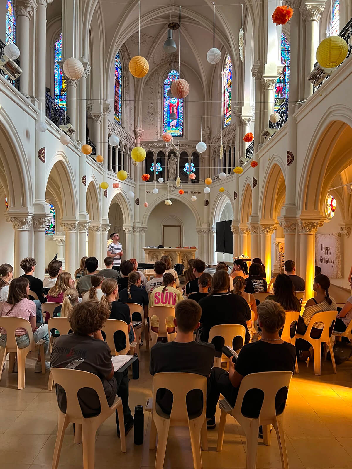 Die Jugendchöre der Singschule Detmold in ihrem Probenraum Chapelle St. Jean