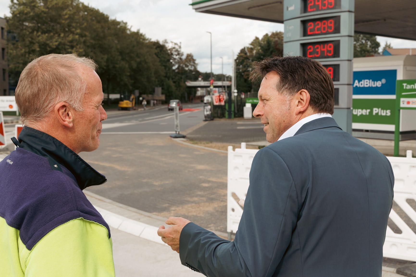 Bürgermeister Frank Hilker neben Dirk Dresmann an der dritten Detmolder Straenbaustelle