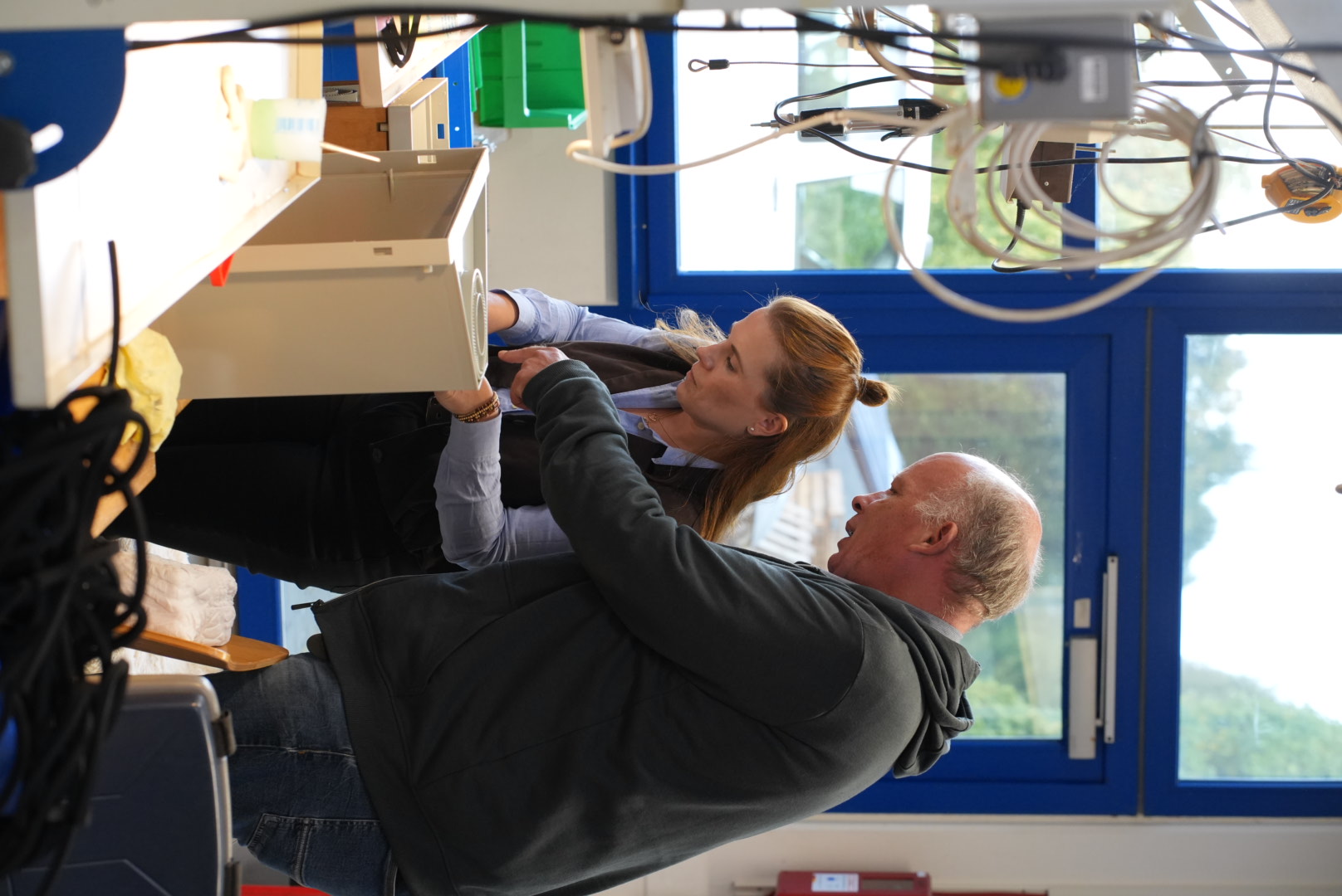 Julia Tewes und Michael Hilgenböker an der Werkbank in der metallverarbeitenden Werkstatt in Eben-Ezer, Lemgo