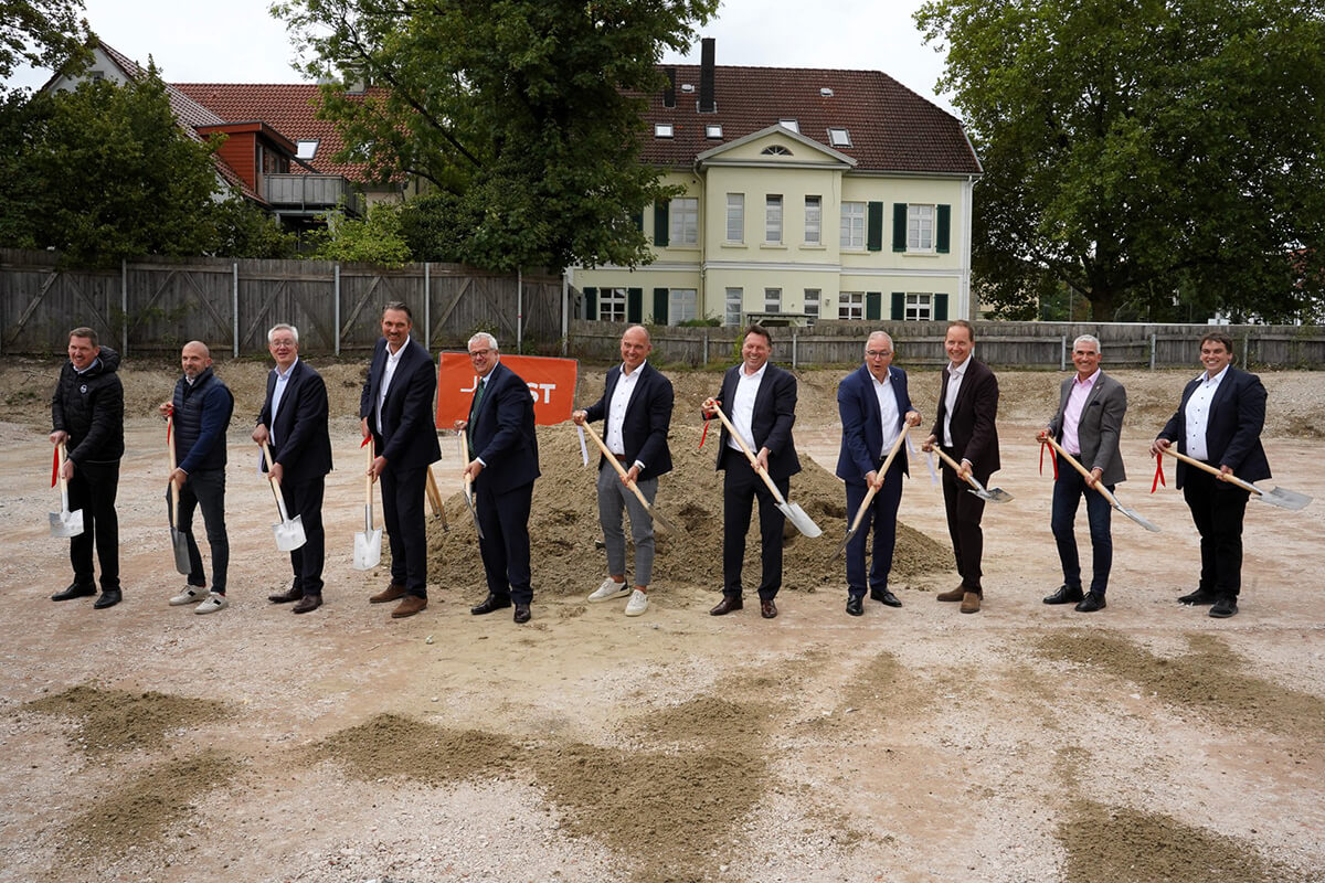 Spatenstich im Quartier Hornsches Tor mit (von links) Michael Benner (B&B Hotel, Central & Northern Europe), Vincent Sander (Geschäftsführer der Immobiliengruppe Sander, Detmold), Dr. Nicolas Rinösl (Abteilung Umwelt und Arbeitsschutz bei der Bez-Reg Detmold), Kolja Kolander (Regionalleiter Edeka Nordwest Stiftung & Co.KG), Prof. Dr. Johannes Beverungen (Vors. des Handelsverbandes NRW OWL), Michael Garstka (Geschäftsführer LIST Develop Commercial GmbH & Co.KG), Detmolds Bürgermeister Frank Hilker, Christian Schmidt (Vorsitzender der Werbegemeinschaft „Die Händler, Detmold), Jens Klingemann, Geschäftsführer des Modehauses Klingemann, Höxter), Thorsten Paulussen (Dritter Beigeordneter der Stadt Detmold) und Peter Bause (Bauleiter LIST).